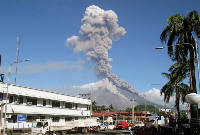 Volcán Mayón (Filipinas) en erupción