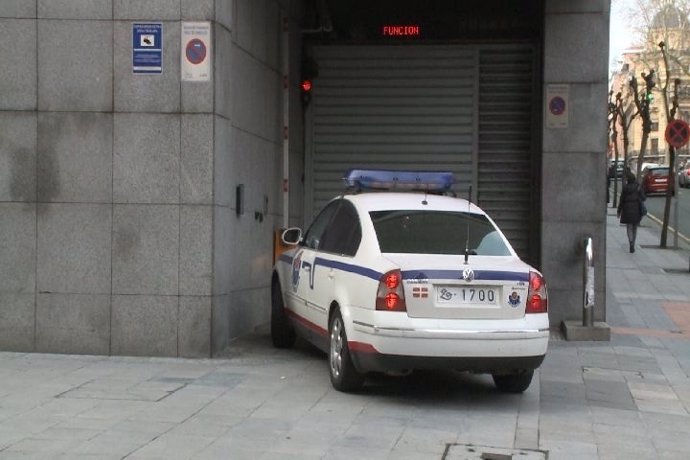 Vehículo de la Ertzaintza entrando en el Palacio de Justicia de Bilbao