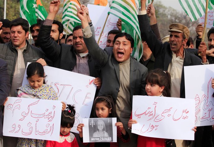 Manifestación en Pakistán para condenar el asesinato de Zainab Ansari