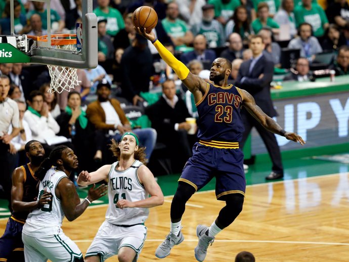 LeBron James anota en el Cleveland Cavaliers - Boston Celtics