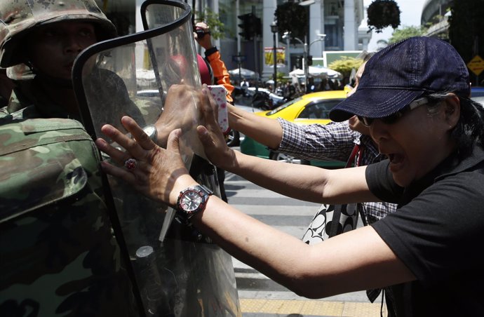Manifestantes en contra del gobierno militar en Bangkok, Tailandia