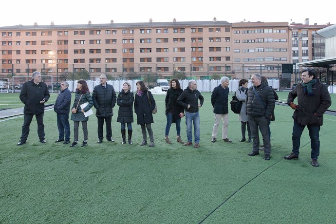 Visita del Ayuntamiento de Pamplona al campo de fútbol 'El Irati'.