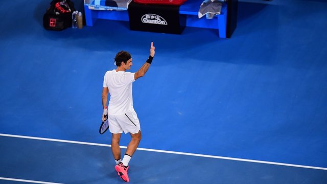 Roger Federer saluda al público