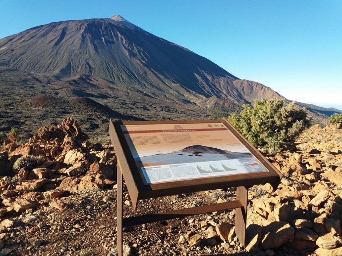 Panel informativo en el Parque Nacional del Teide
