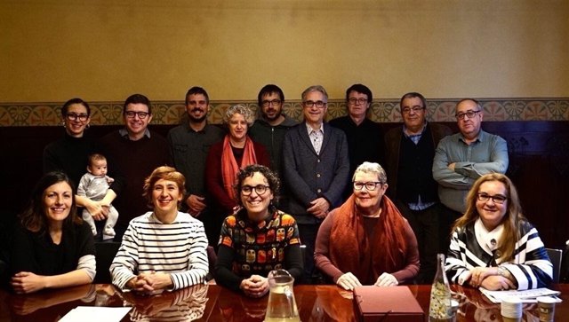 Josep Maria Montaner y Álvaro Porro con miembros de las cooperativas