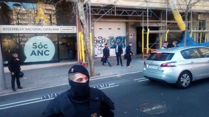 Dos agents de la Guàrdia Civil sortint de l'ANC