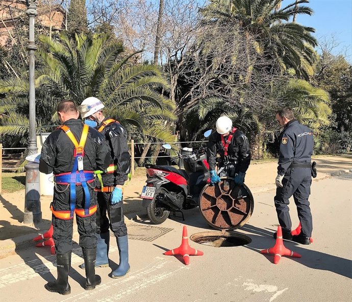 La Policia inspecciona el clavegueram al costat del Parlament