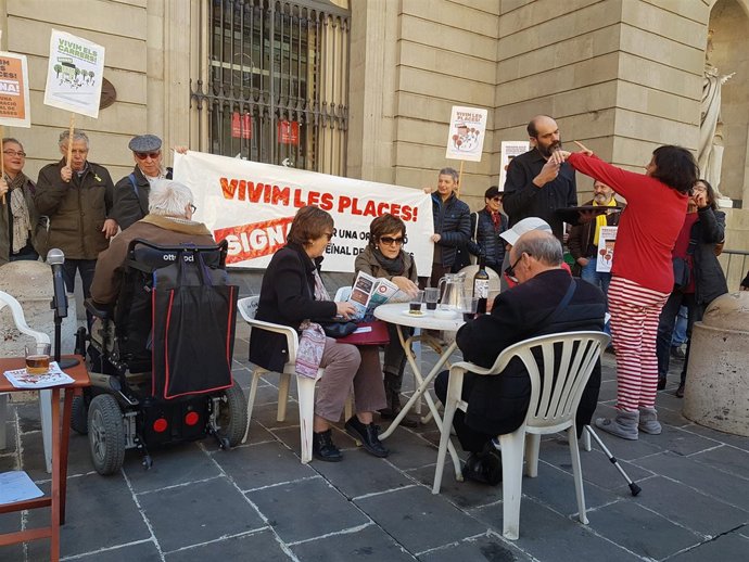 Terraza instalada en la plaza Sant Jaume para una 'performance'