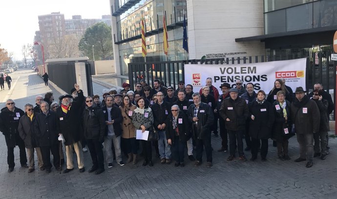 Concentració de jubilats a les oficines de l'INSS de Lleida