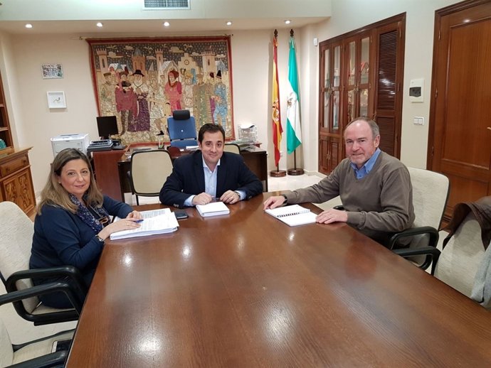 López (centro) durante el encuentro mantenido