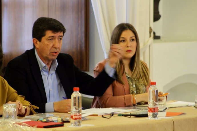 Juan Marín, junto a Raquel Morales, en la reunión con 'Jaén merece más'.