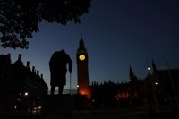 Dimite un alto cargo británico por el acoso a mujeres en una gala solo para hombres