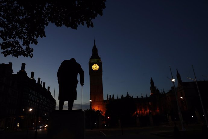 El Big Ben de Londres tras la estatua de Winston Churchill