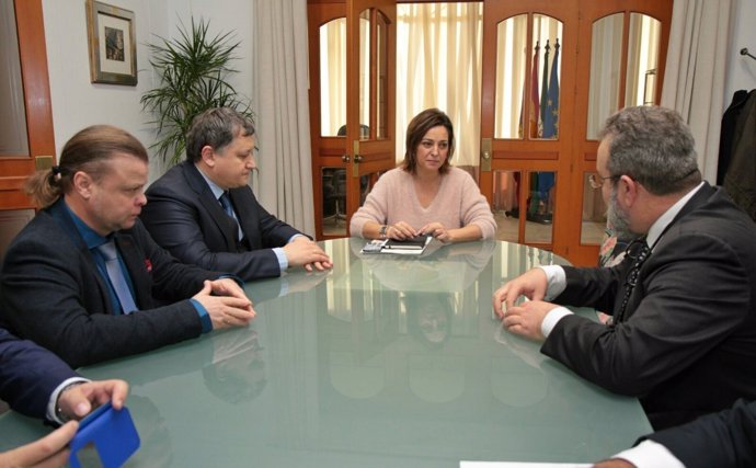 La alcaldesa se reúne con representantes de la farmacéutica rusa Krasfarma