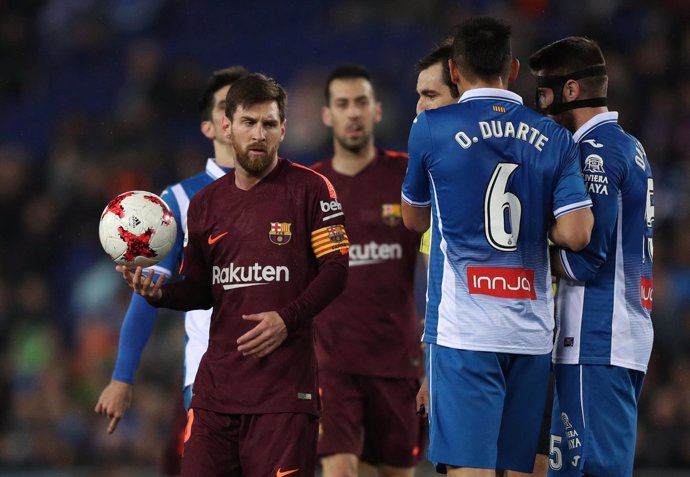 Messi ante David López en un Espanyol-Barcelona