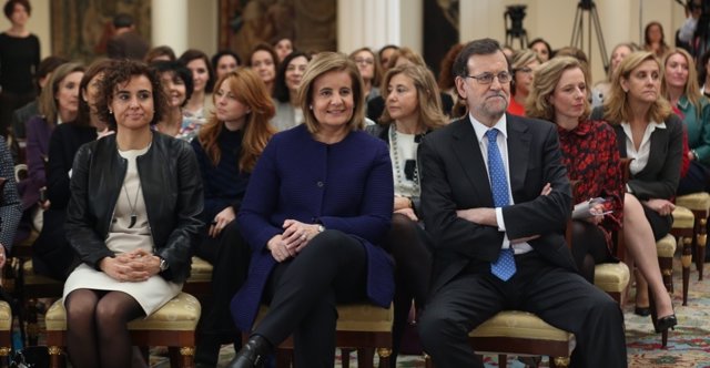 Rajoy con las ministras Fátima Báñez y Dolors Montserrat