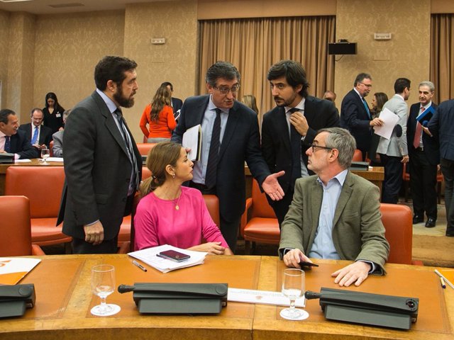 Nacho Prendes hablando con José Manuel Villegas y Patricia Reyes 