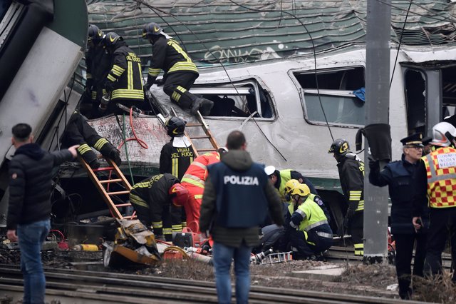 Tres muertos y 110 heridos tras descarrilar un tren de pasajeros en la provincia de Milán 1
