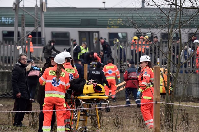 Tres muertos y 110 heridos tras descarrilar un tren de pasajeros en la provincia de Milán 2