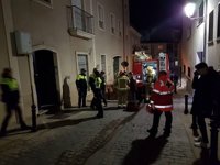 Cinco intoxicados por inhalación de humo en el incendio de una vivienda en Cáceres
