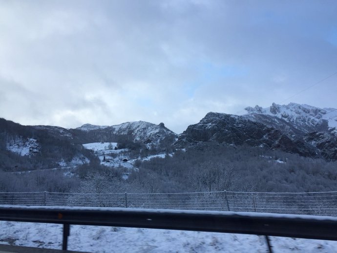 Nieve, Huerna, temporal, carreteras asturianas, invierno, cadenas, autopista