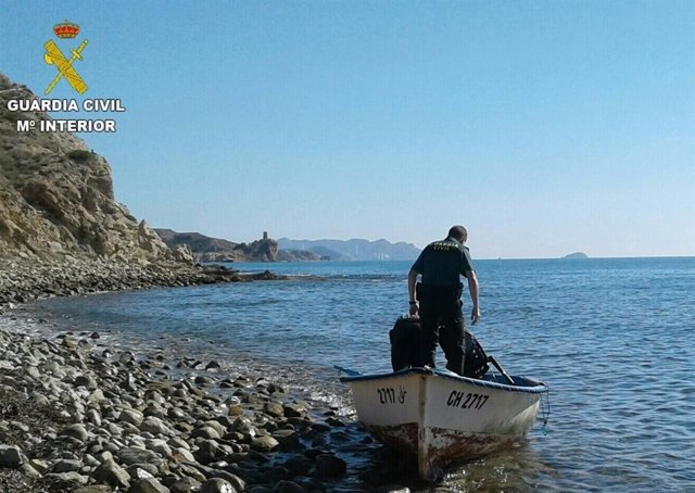 Una imgen de archiva de una patera en las costas alicantinas