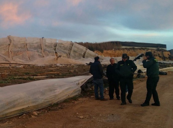Visita del subdelegado del Gobierno a zonas afectadas por un tornado en El Ejido