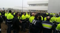 Trabajadores de Opel/PSA muestran en una concentración el "enfado" de la plantilla por la paralización del convenio