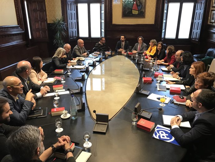 El pte.R.Torrent es reuneix amb representants dels grups