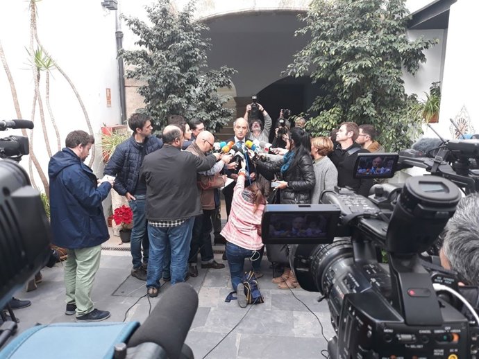 Camps amb diversos periodistes