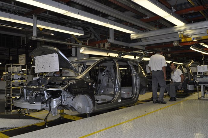 Trabajadores de Opel en la planta zaragozana de Figueruelas.