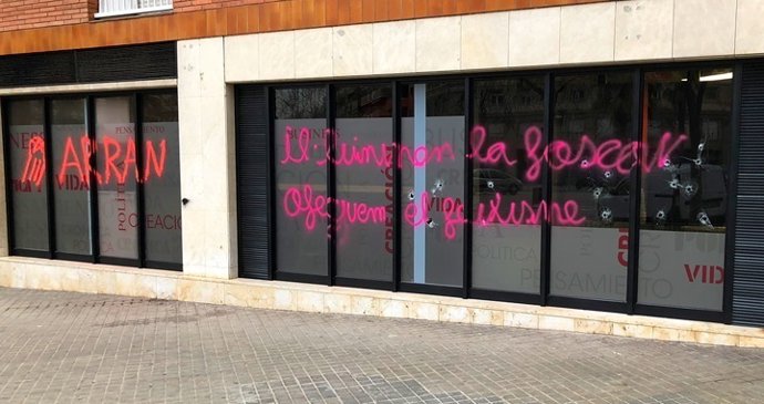Pintades i vidres trencats a la redacció de 'Crónica Global'