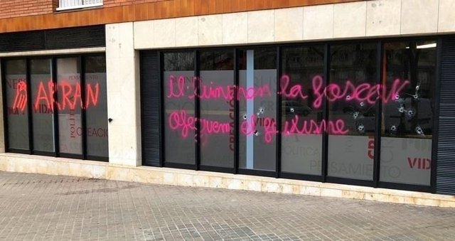 Pintadas en la facada de la redacción