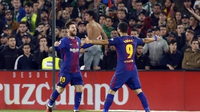 Messi y Suárez celebran un gol en el Betis - Barcelona