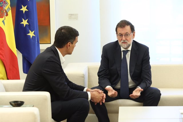 Rajoy recibe a Pedro Sánchez en Moncloa por el desafío catalán