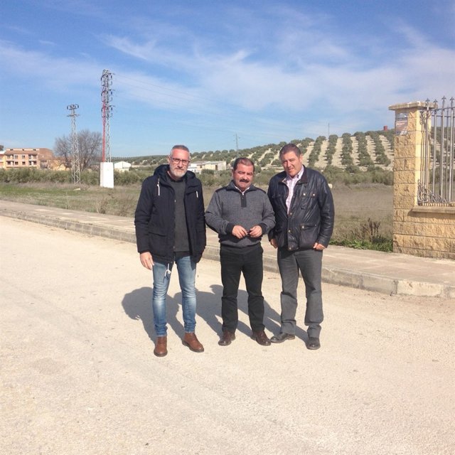 Castro informa sobre las obras en la carretera entre Escañuela y Villardompardo.