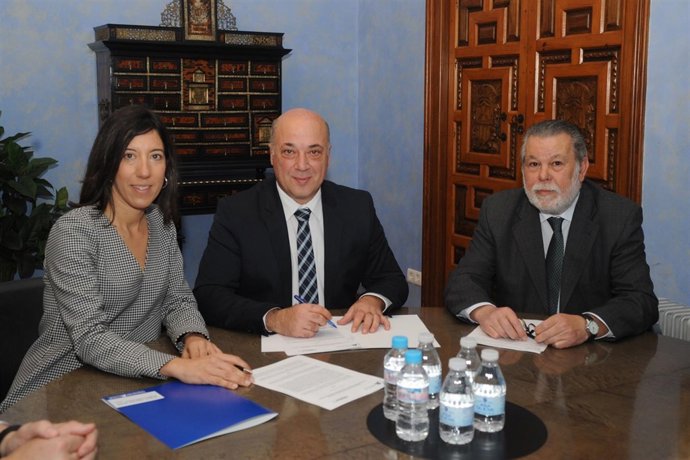 Antonio Ruiz (centro) rubrica las operaciones de crédito