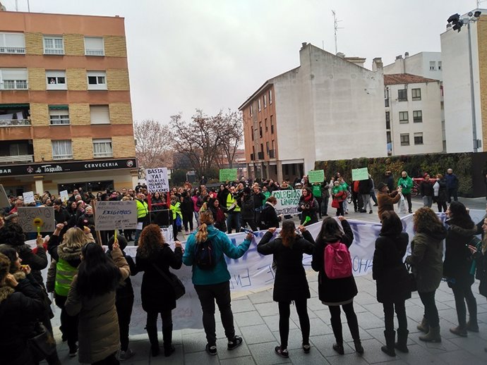 Manifestación en Móstoles contra la limpieza en los colegios