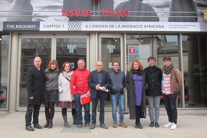 L.Pasqual amb autors d''En procés' davant el Teatre Lliure