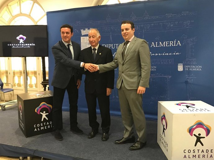 Diputación y Hoteles Playa han firmado el convenio de colaboración este jueves.