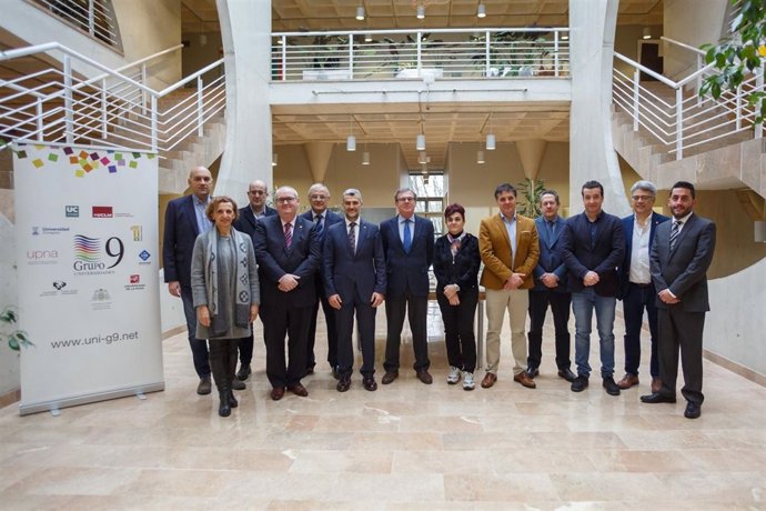 Foto de grupo de la reunión con el rector de la UPNA.