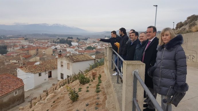 Sánchez Quero ha visitado la nueva zona ajardinada del castillo de Borja