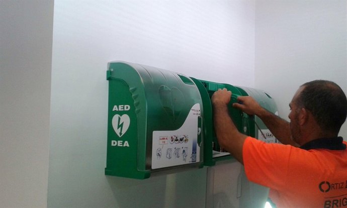 Estepona instala desfibriladores en equipamientos deportivos 