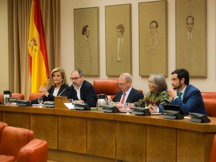 La ministra Fátima Báñez, ante la Comisión de Empleo y Seguridad Social