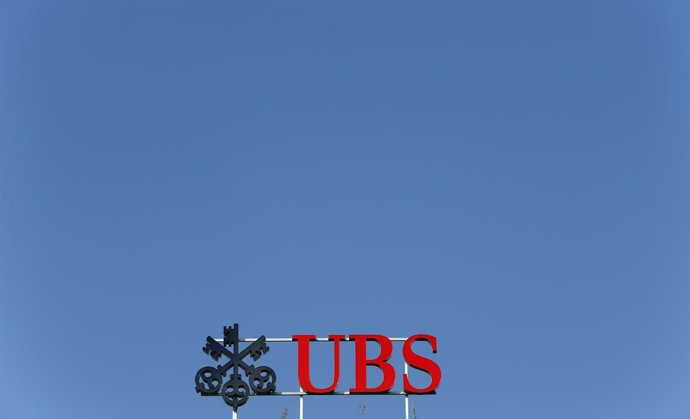El logo del banco suizo UBS es vista en una oficina en Zúrich