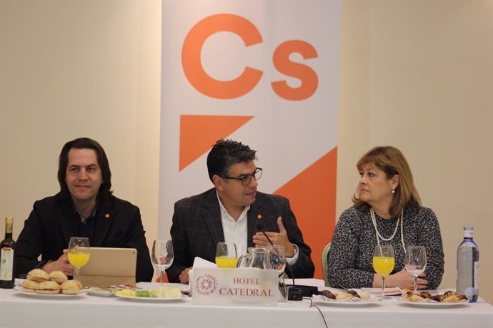Rafael Burgos, Miguel Cazorla y Maribel Hernández (Cs)