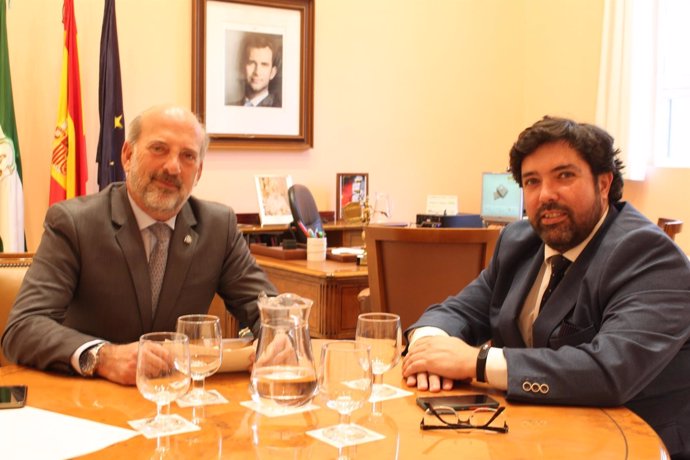 El subdelegado del Gobierno se reúne con el alcalde de Lora del Río (Sevilla)