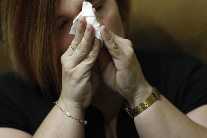 Gripe, resfriado, constipado, constiparse, mujer tosiendo, toser, tos