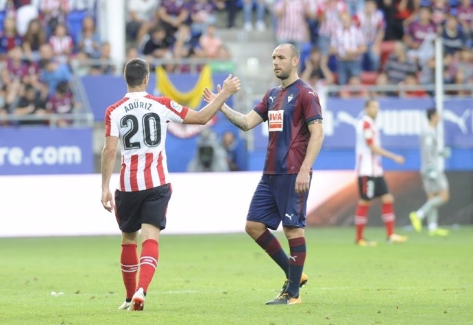 Aduriz y Ramos en un Eibar-Athletic Club