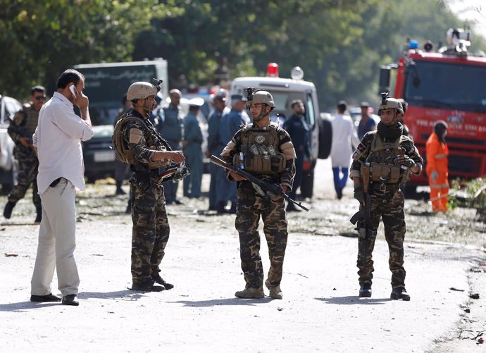 Agentes de Policía tras un atentado suicida con coche bomba en Kabul, Afganistán